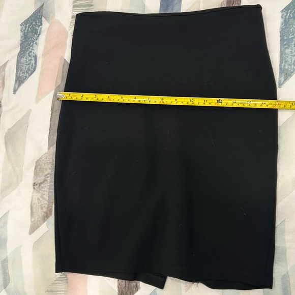 Stretchy black skirt - Picture 6 of 7